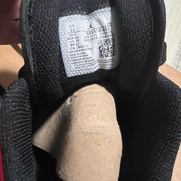 Size 10 - Jordan 1 Low Bred Toe 2021 - Picture 6 of 16